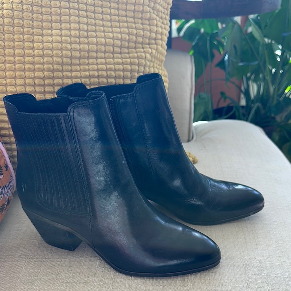FRYE Black Leather Sandra Chelsea Booties